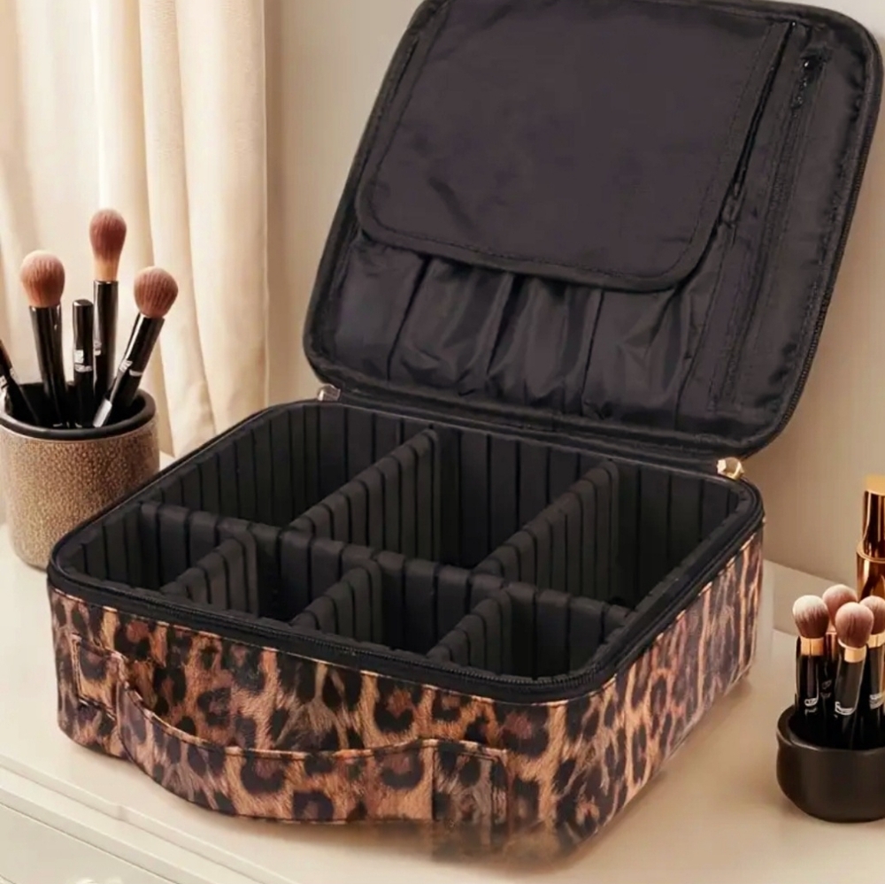 Makeup storage case (Leopard print)